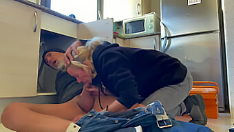 Amateurvideo Einer Blonden Ehefrau, Die Dem Klempner In Der Küche Einen Deepthroat-Blowjob Gibt